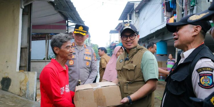 Tinjau Lokasi Banjir, Pilar Saga Ichsan Salurkan Bantuan bagi Warga Terdampak