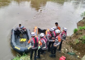 Gara-Gara Main Perosotan, Remaja 12 Tahun Hilang Tenggelam di Kali Ciliwung