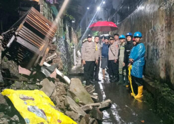 Hujan Deras Gerus Pondasi Rumah di Ciputat Timur Hingga Roboh