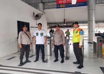 Polsek Ciputat Timur Pantau Suporter Bola di Stasiun Jurangmangu