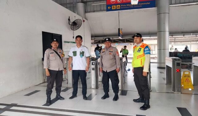 Polsek Ciputat Timur Pantau Suporter Bola di Stasiun Jurangmangu