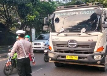 Gercep! Unit Lantas Polsek Ciputat Timur Tangani Truk Tronton Mogok