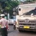 Gercep! Unit Lantas Polsek Ciputat Timur Tangani Truk Tronton Mogok