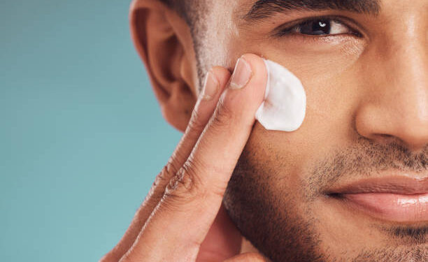 Pria Juga Perlu Merawat Wajah Lho, Ini Empat Urutan Skincare Malam yang Perlu Dilakukan