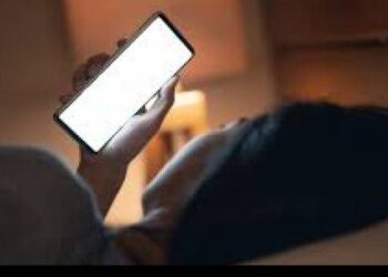 Kenali Empat Dampak Buruk Mengecek Ponsel Ketika Bangun Tidur