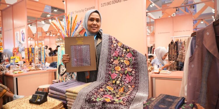 Ciptakan Pengusaha Berdaya Saing Global, UMKM Songket Binaan BRI Sukses Tembus Pasar Internasional