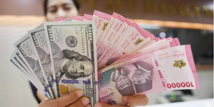 Pergerakan Kian Melemah, Rupiah Diprediksi Rp16.900 per Dolar AS