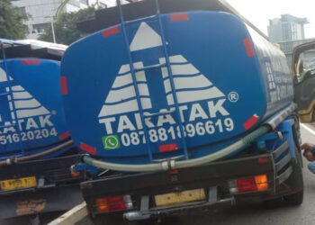 Truk Pengangkut Air Kecelakaan di Jalan MT Haryono, Lalin Ramai Lancar