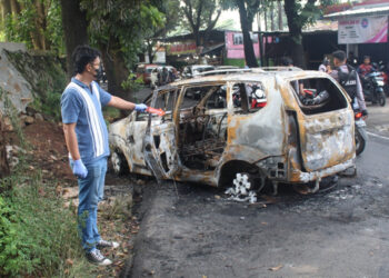 Massa Bakar Mobil Polisi Usai Penangkapan Tersangka di Pondok Rangon