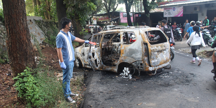 Massa Bakar Mobil Polisi Usai Penangkapan Tersangka di Pondok Rangon