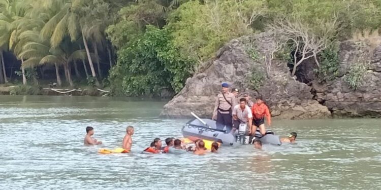 Tiga Wisatawan Asal Ponorogo Tewas Tenggelam di Muara Sungai Pacitan