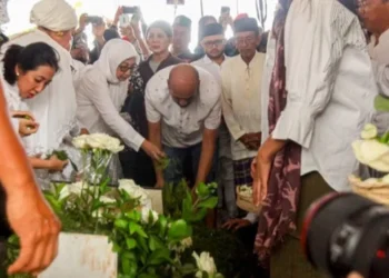 Momen Haru Pemakaman Titiek Puspa, Prosesi Tabur Bunga Diiringi Alunan Tahlil