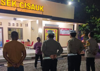 Polsek Cisauk Bubarkan Remaja Nongkrong Hingga Larut Malam