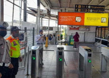 Pastikan Kelancaran Arus Balik, Polsek Ciputat Timur Pantau Stasiun Sudimara