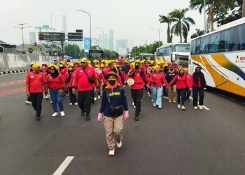 Massa Buruh ‘Beraksi’ di Depan Gedung Parlemen, Jalan Keluar Tol Arah Gedung MPR/DPR Berlaku Buka Tutup