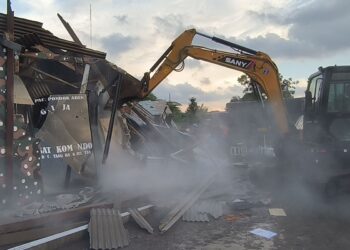 Bangunan Ormas Grib Jaya yang Berada di Lahan BMKG Dibongkar Paksa Polisi