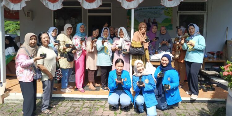 Program Penanaman Mandiri Bibit Sayuran untuk Meminimalisir Pengeluaran pada Ibu Rumah Tangga