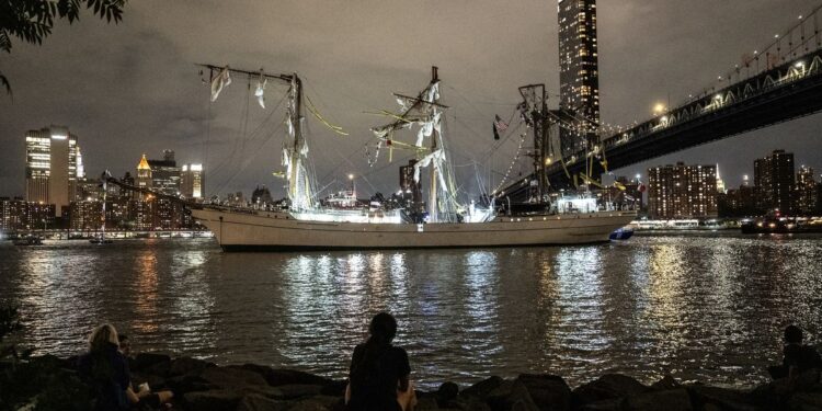 Kapal Layar AL Meksiko Menabrak Jembatan Brooklyn, Tiga Orang Kritis