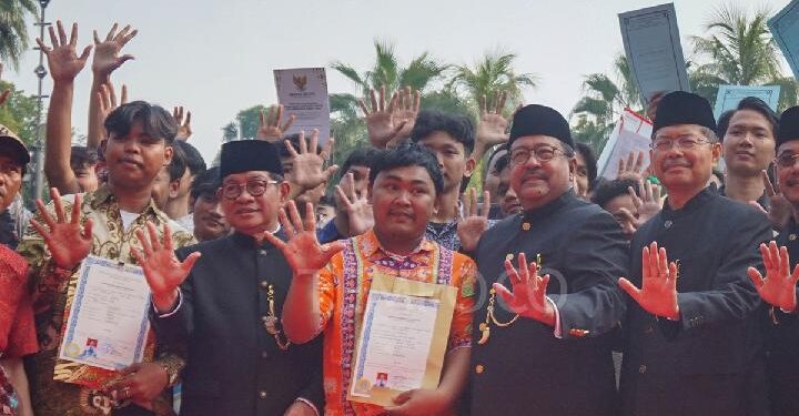Hardiknas, Pemprov DKI Jakarta Serahkan Ijazah Warga yang Tertahan