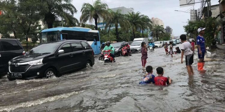 Hujan Deras, Enam RT di Jakarta Selatan Terendam Banjir hampir Satu Meter