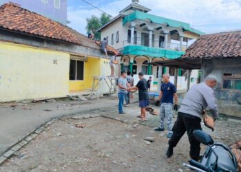 Wujud Nyata Kepedulian Sosial, Bhabinkamtibmas Lengkong Gudang Turut Serta dalam Bedah Rumah