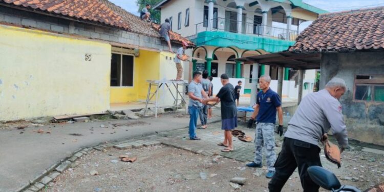 Wujud Nyata Kepedulian Sosial, Bhabinkamtibmas Lengkong Gudang Turut Serta dalam Bedah Rumah