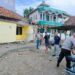 Wujud Nyata Kepedulian Sosial, Bhabinkamtibmas Lengkong Gudang Turut Serta dalam Bedah Rumah