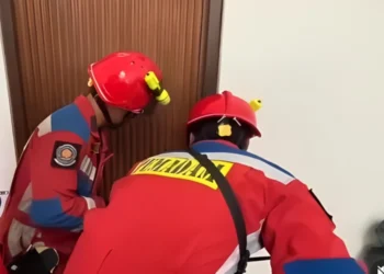 Petugas Damkar Evakuasi Balita di Jaktim yang Terkunci dalam Kamar