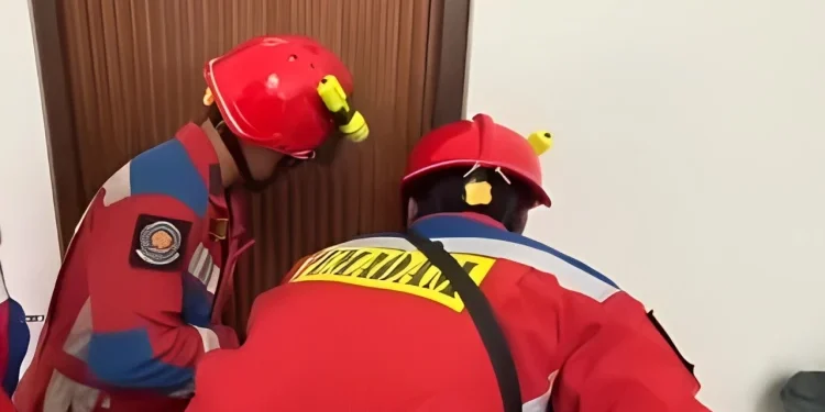 Petugas Damkar Evakuasi Balita di Jaktim yang Terkunci dalam Kamar