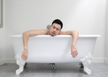 Mengapa Orang Depresi Sering Malas Mandi? Psikolog Ini Ungkap Alasannya