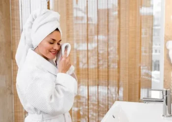 Mandi Pagi atau Malam, Mana yang Lebih Sehat? Simak Kata Pakar Mikrobiologi