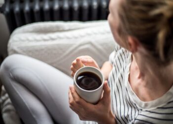 Minum Kopi Setelah Bangun Tidur, Aman atau Berisiko?