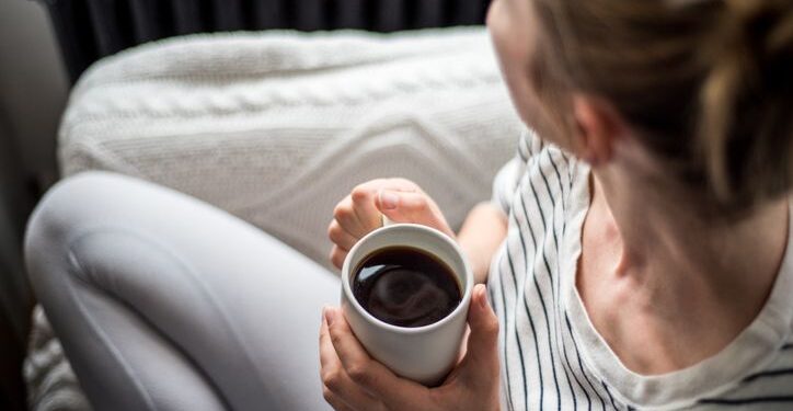 Minum Kopi Setelah Bangun Tidur, Aman atau Berisiko?