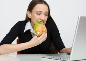 Kerja Sambil Ngemil Ternyata bisa Sebabkan Tiga Efek Buruk Ini, Lho!