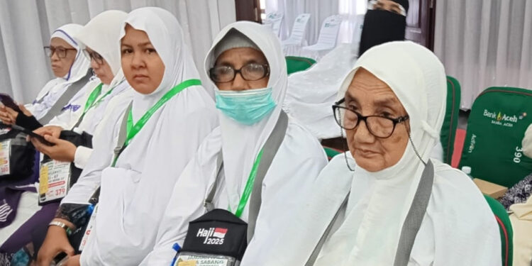 Dari Ujung Negeri, Tiga Generasi Menuju Baitullah