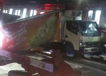 Truk Angkut Bahan Pizza Tertemper KRL di Perlintasan Bojonggede