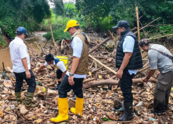 Turun Langsung, Wawalkot Pilar Cek Pembersihan Sampah di Kali Angke