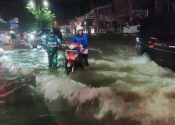 Ambon Dilanda Banjir dan Bencana Longsor, Ruas Jalan Utama Lumpuh