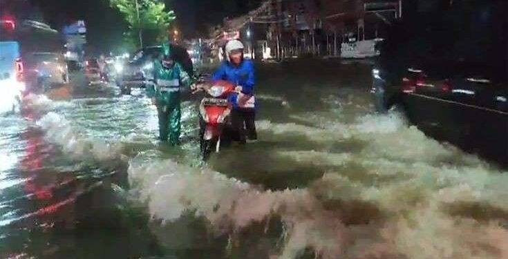 Ambon Dilanda Banjir dan Bencana Longsor, Ruas Jalan Utama Lumpuh