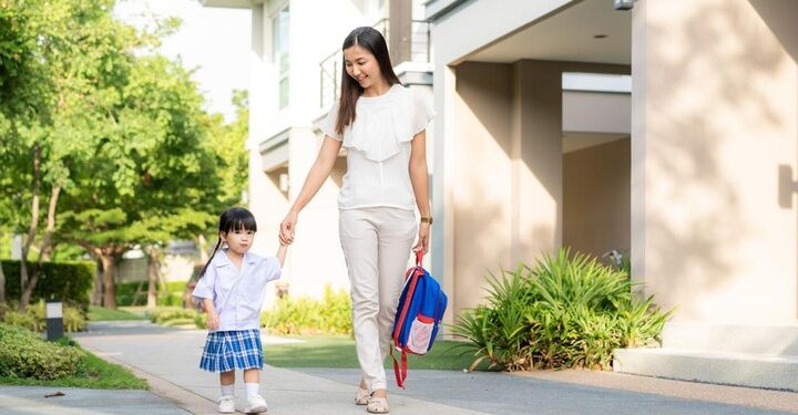 Apa yang Harus Dipersiapkan Orangtua Saat Anak Masuk Lingkungan Sekolah Baru? Simak Kata Psikolog