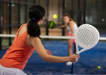 Lagi Tren Olahraga Padel, Ini Manfaatnya bagi Kesehatan Tubuh dan Otak