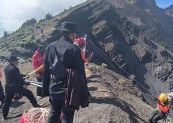 Tim SAR Evakuasi Jenazah Pendaki Wanita yang Jatuh di Jurang Gunung Rinjani