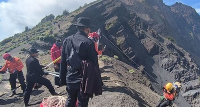 Tim SAR Evakuasi Jenazah Pendaki Wanita yang Jatuh di Jurang Gunung Rinjani