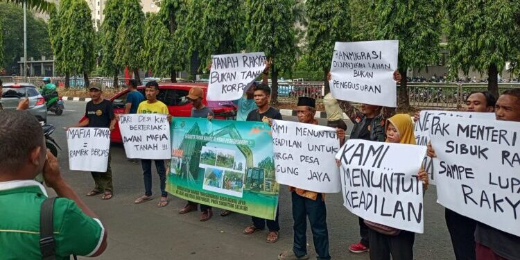 Didampingi LBH Ansor, Warga Transmigran Demo Kementerian Transmigrasi Tuntut Keadilan