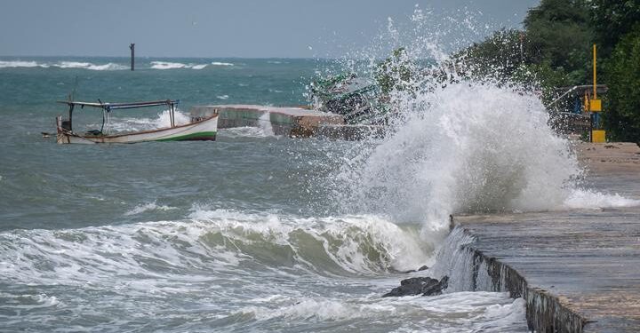 BMKG: Waspada Potensi Gelombang Tinggi 4 Meter di Perairan Selatan Banten Hari Ini