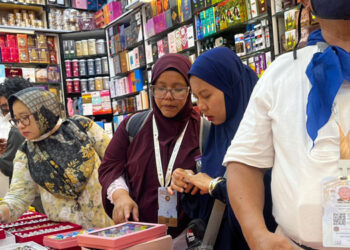 Jelang Pulang ke Indonesia, Jamaah Haji Serbu Toko Oleh-oleh di Makkah