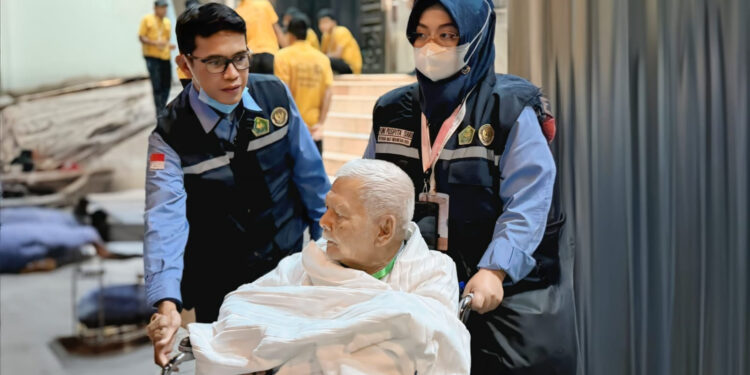 Kisah Haru Petugas Haji, Antar Jamaah Terpisah Rombongan hingga Mendadak Jadi Tukang Pijat