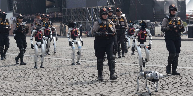 Sita Perhatian Warga di Monas, Begini Fungsi Robot Polri