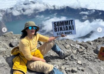 Kunjungi Lokasi Jatuhnya Juliana Marins, Artis 62 Tahun Naiki Puncak Rinjani