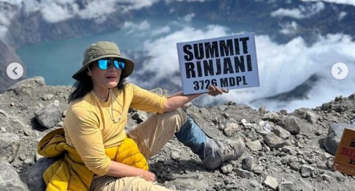 Kunjungi Lokasi Jatuhnya Juliana Marins, Artis 62 Tahun Naiki Puncak Rinjani